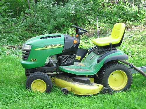 1280px-John Deere lawn mower